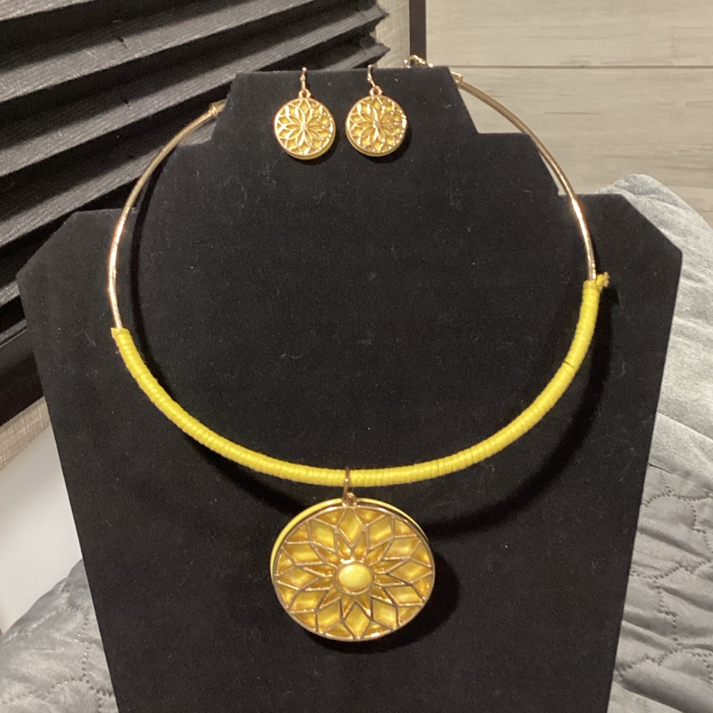 Elegant Gold And Yellow Necklace Set
